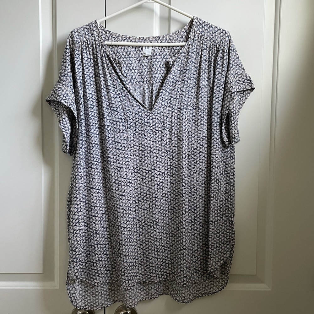 Short sleeved Gap shirt